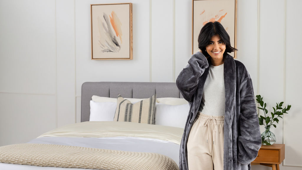 Dame allongée sur le lit avec du café