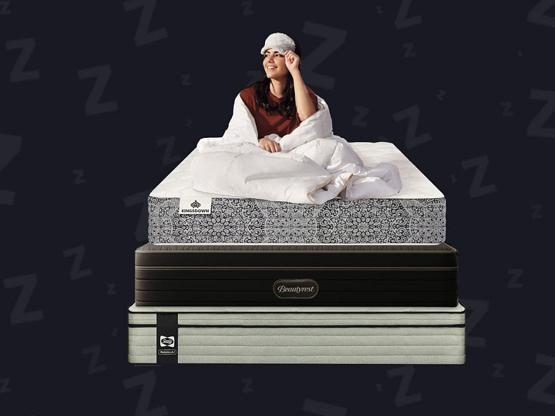 Pile de divers oreillers pour dormeurs sur le côté et sur le dos