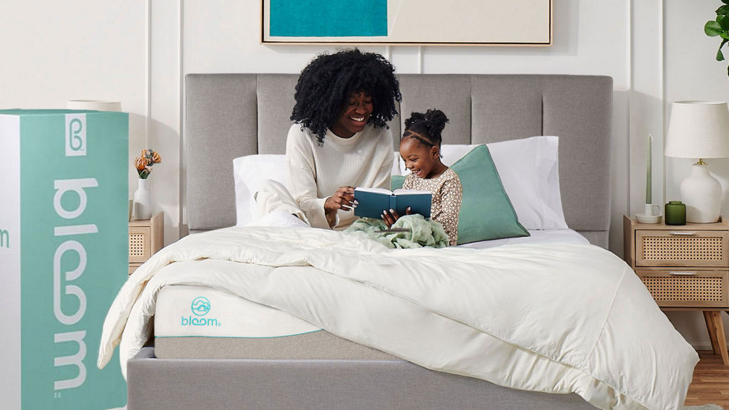 Mère fille assise sur le lit Bloom