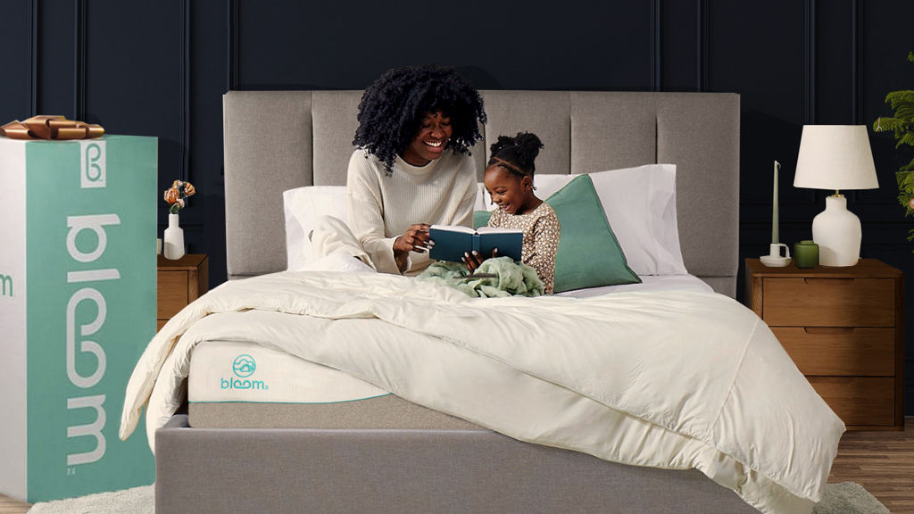 Mère fille assise sur le lit Bloom