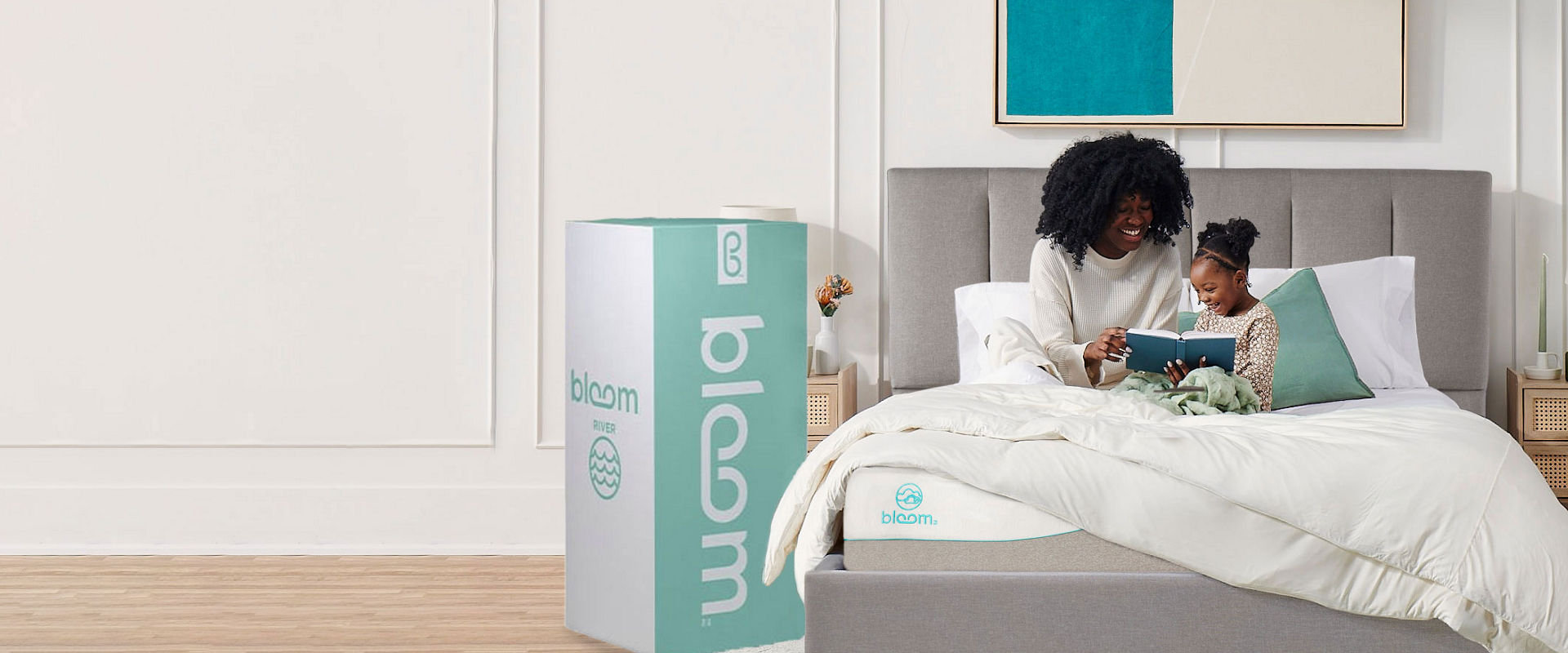 Mère fille assise sur le lit Bloom