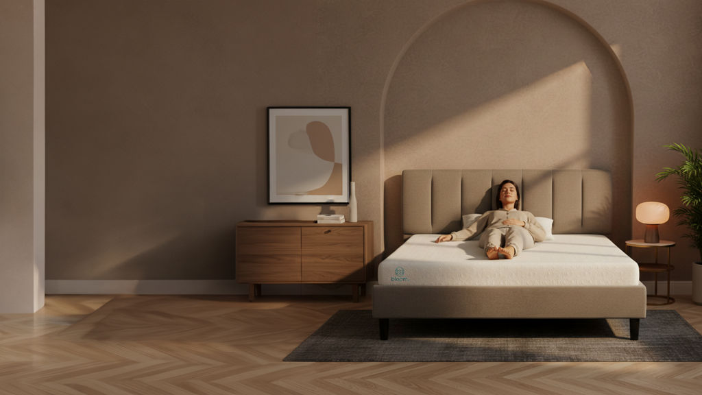 Mère fille assise sur le lit Bloom