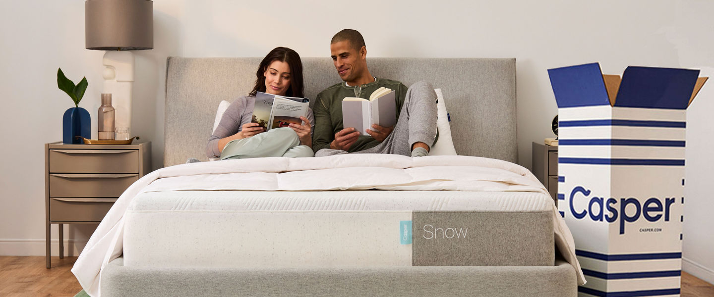 Couple lisant sur un matelas Casper Snow