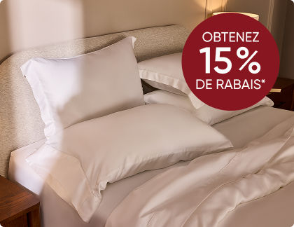 Chien sur des draps sur le lit