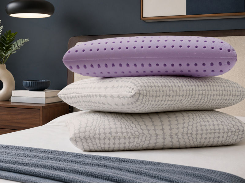 Pile de divers oreillers pour dormeurs sur le côté et sur le dos