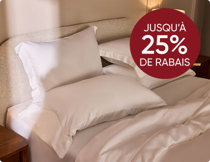 Chien sur des draps sur le lit