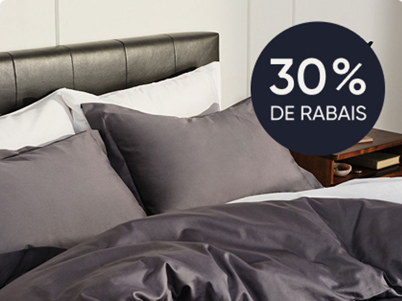 Couple avec petit enfant au lit