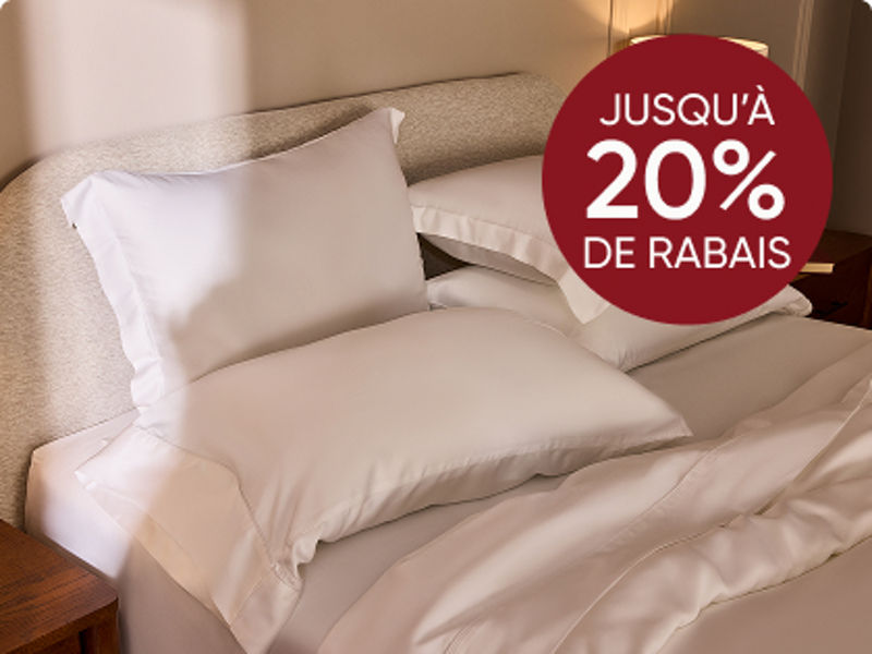 Chien sur des draps sur le lit