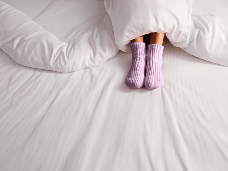 Pile de divers oreillers pour dormeurs sur le côté et sur le dos