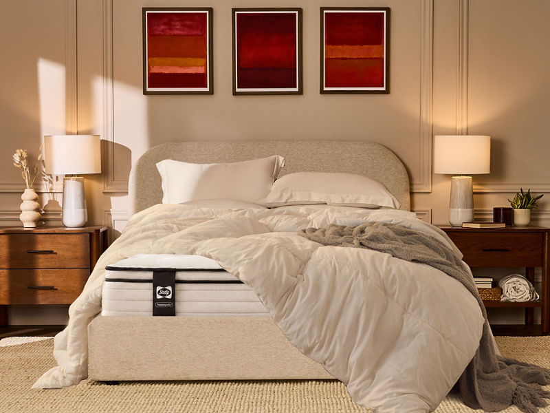 Pile de divers oreillers pour dormeurs sur le côté et sur le dos
