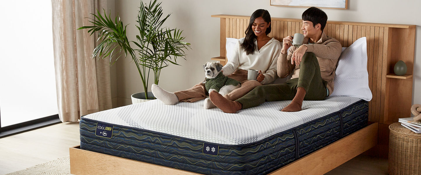 couple sur matelas Serta