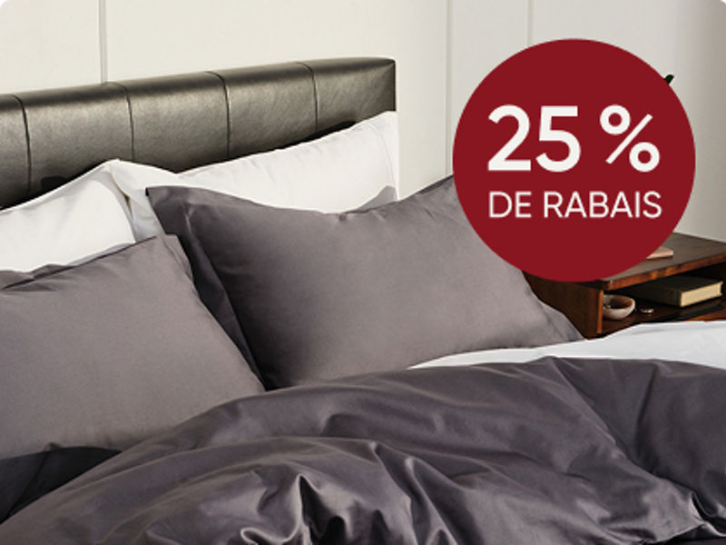 Couple avec petit enfant au lit