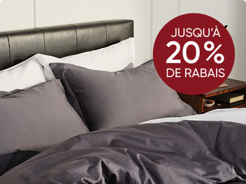 Couple avec petit enfant au lit