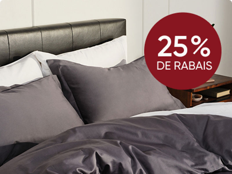 Couple avec petit enfant au lit