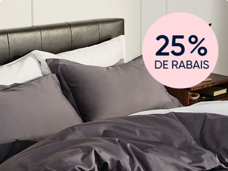 Couple avec petit enfant au lit