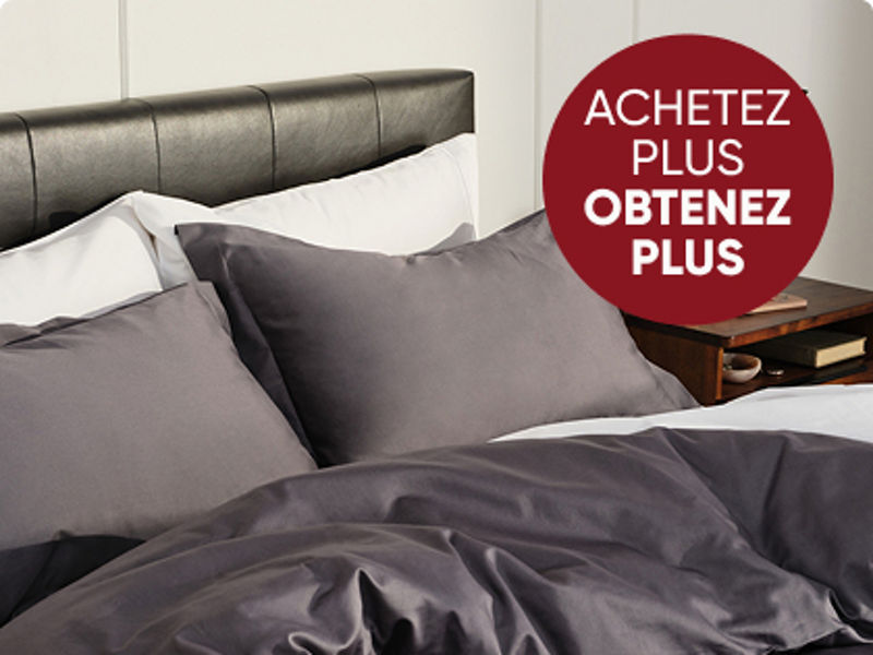 Couple avec petit enfant au lit