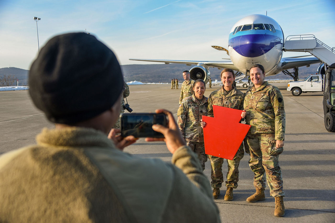A photograph of military women getting their picture taken. 
