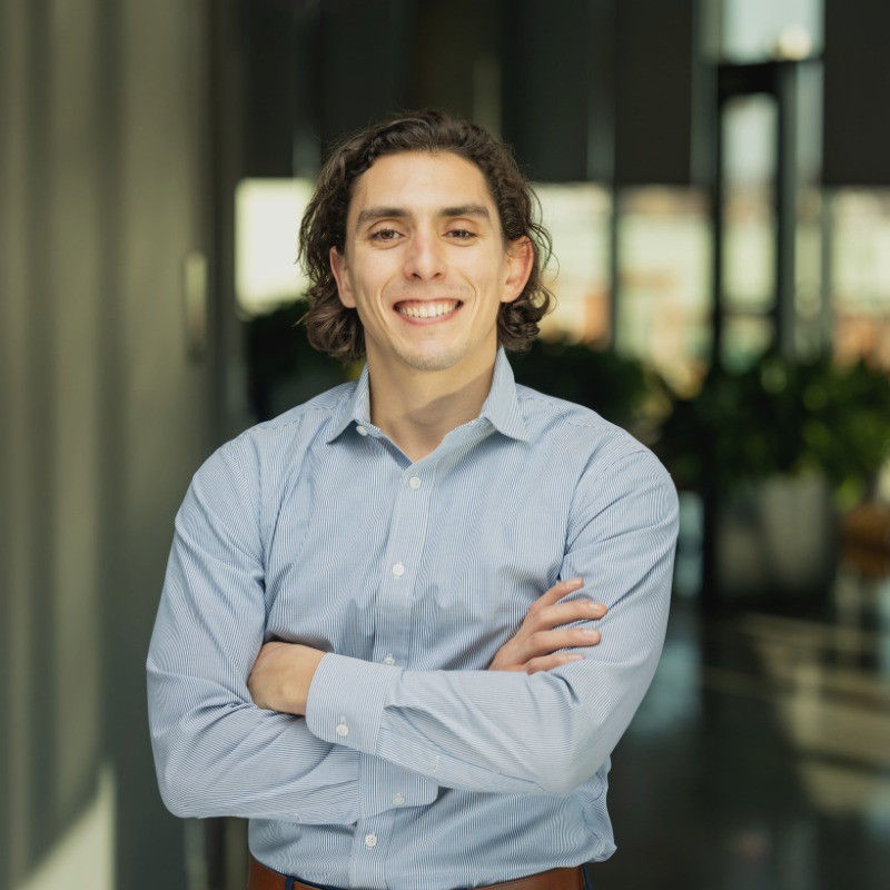 Alex Mederos Headshot