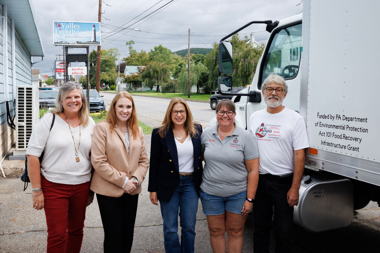 First Lady Lori Shapiro and Secretary Jessica Shirley visited The Valley Lighthouse in Lykens, northern Dauphin County to assist with their food bank activities and highlight the importance of food access. 