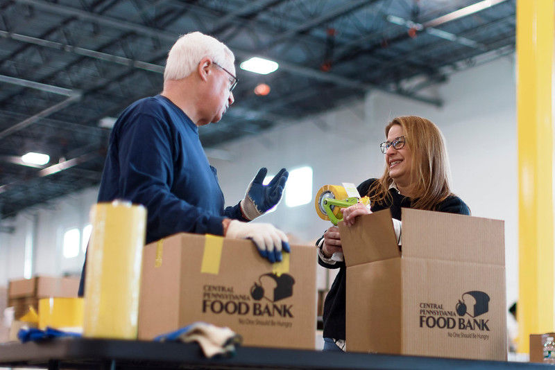 The First Lady Lori Shapiro at the food bank. 