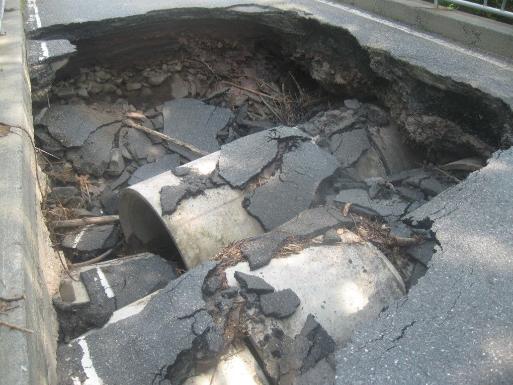 Collapsed_and_washed_out_culvert_in_stream