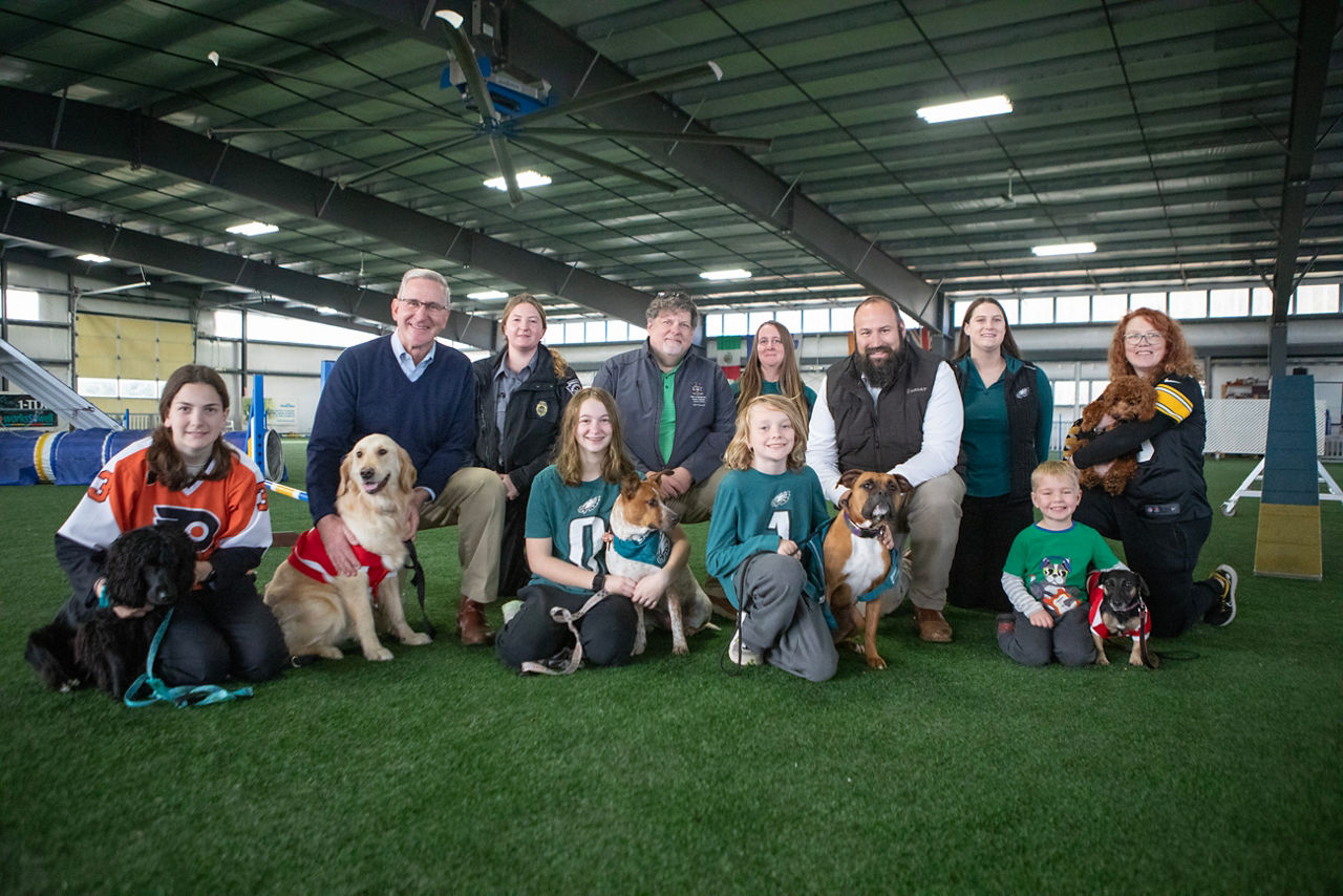 Group Photo of Secretary Redding with 4-H members and dogs.