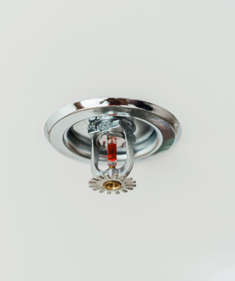 A sprinkler on a ceiling.