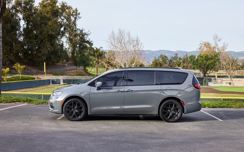 Chrysler Pacifica vs. Toyota Sienna Charlevoix CDJR