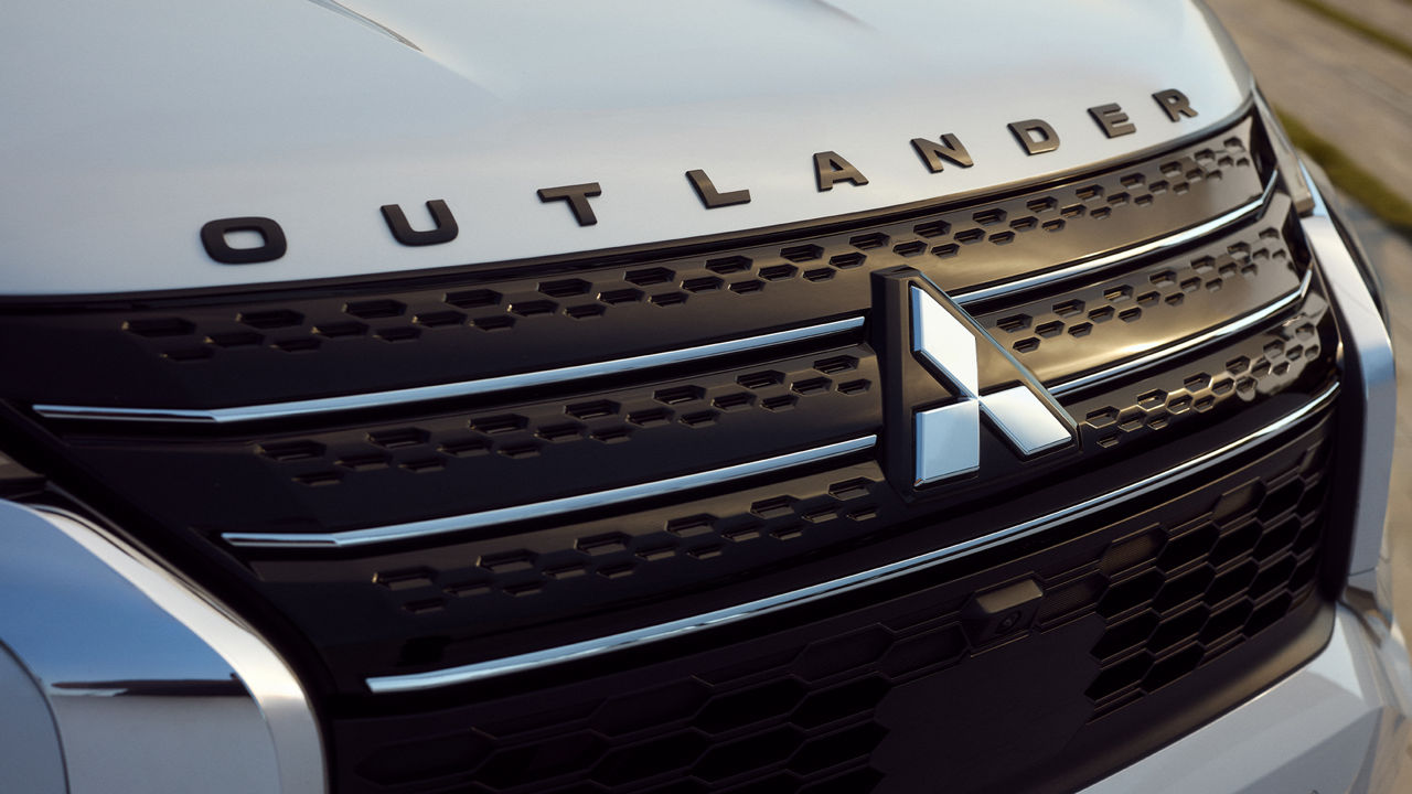 2025 Mitsubishi Outlander PHEV Front