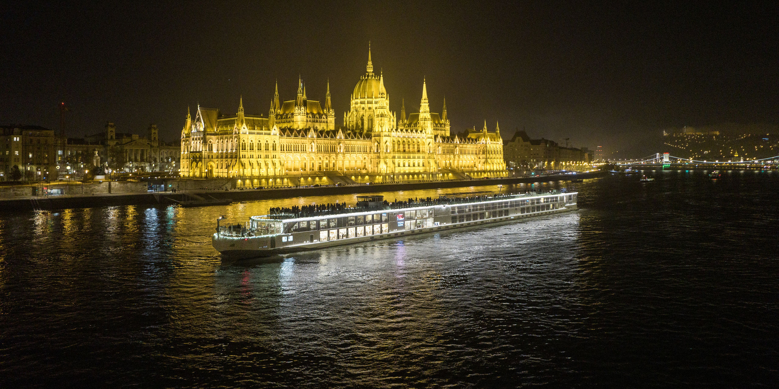 Longship Egdir Palace Lights Budapest