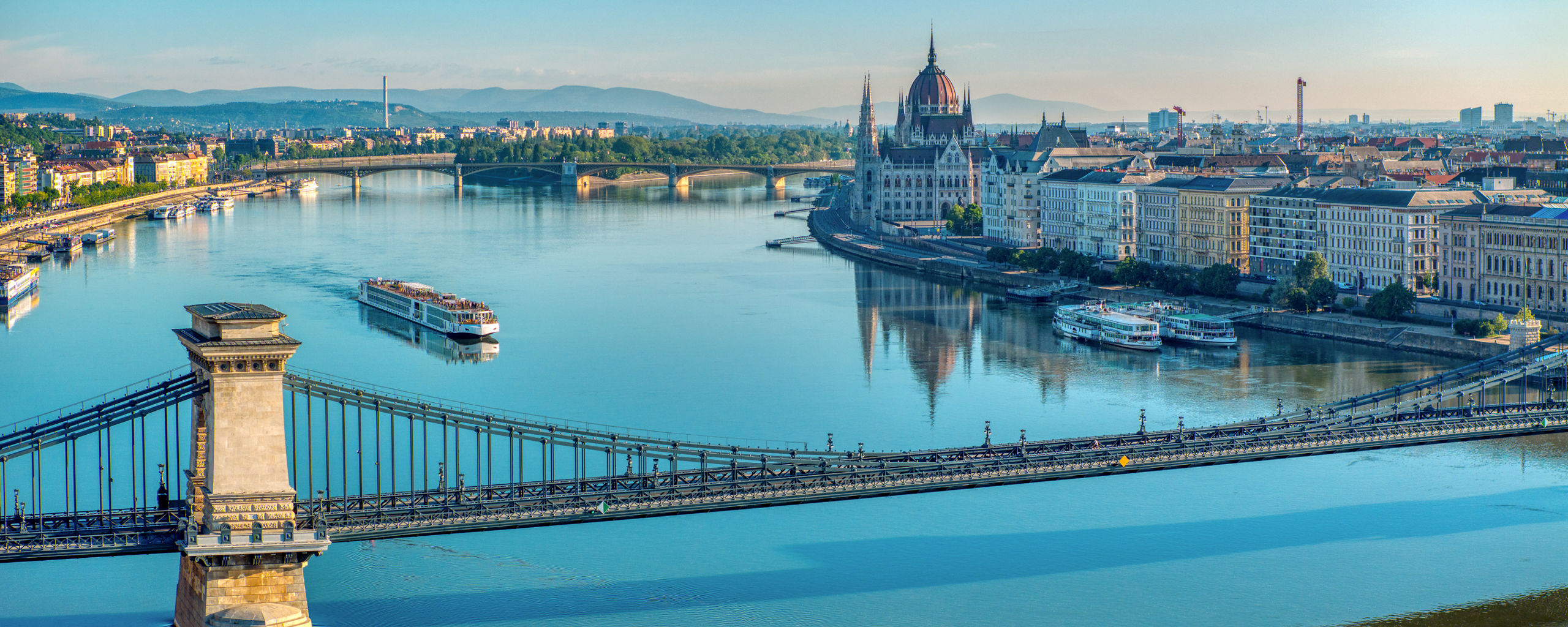 Longship Modi Cityscape Chain Bridge Budapest