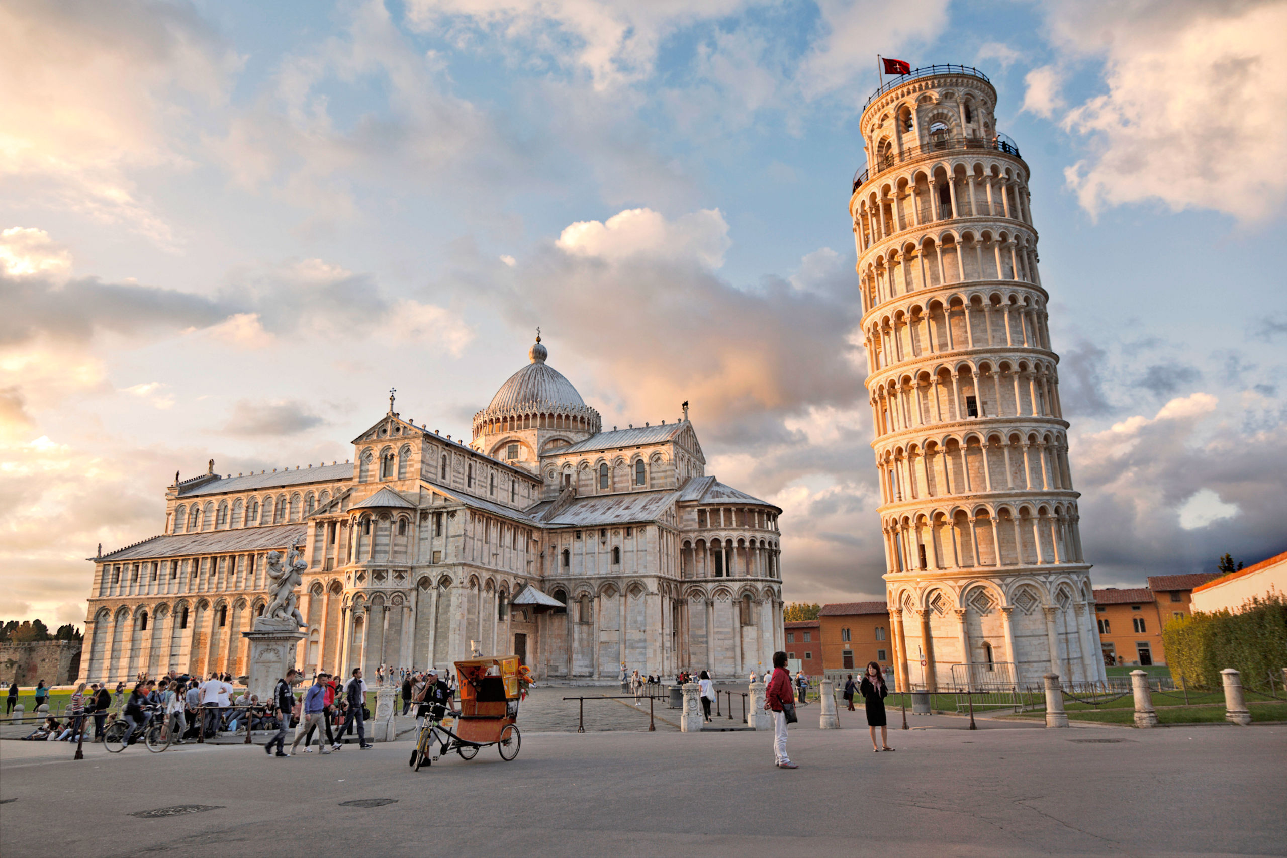 Piazza Tourists Leaning Tower Pisa