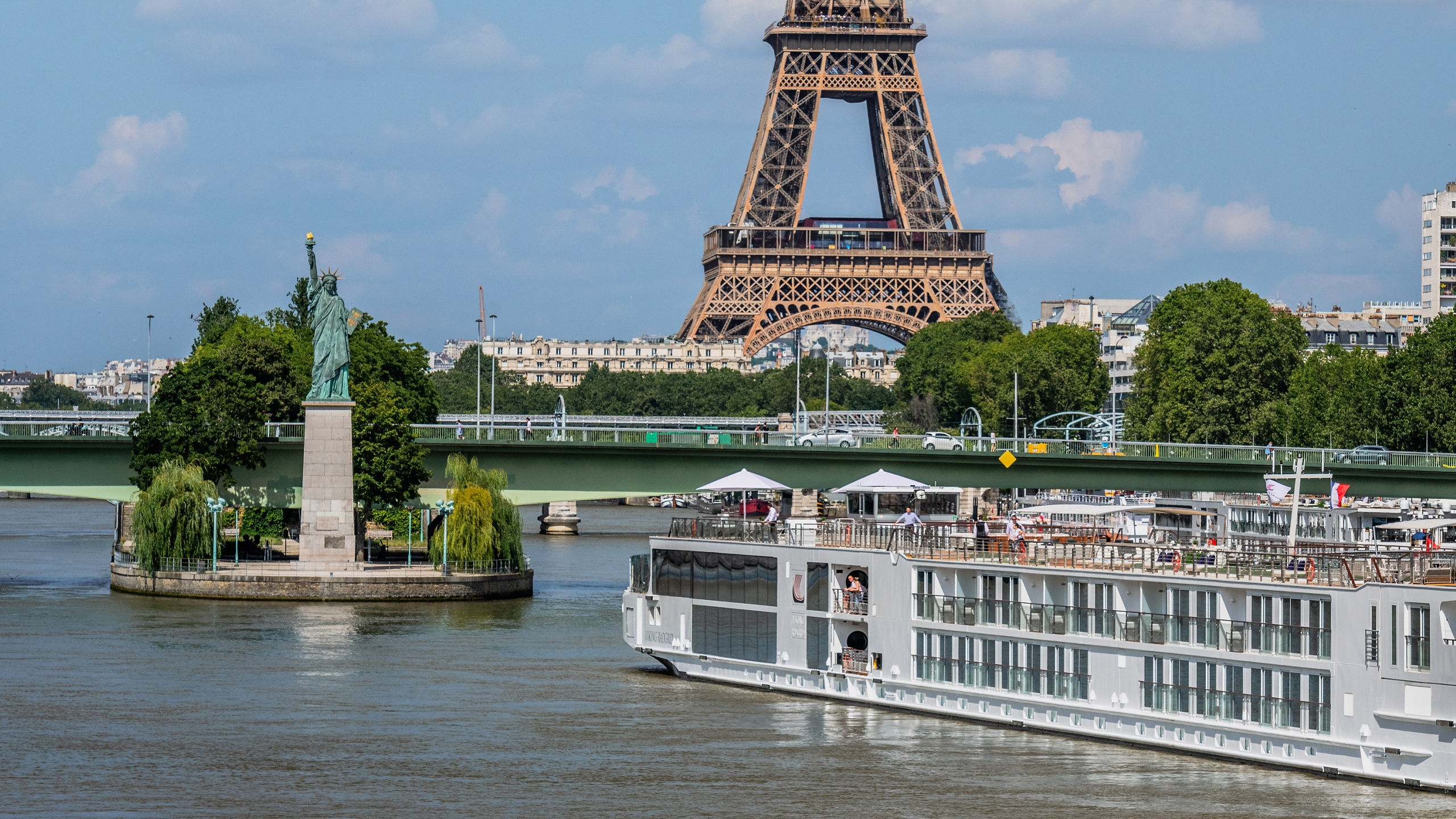 Radgrid Eiffel Tower Seine Paris
