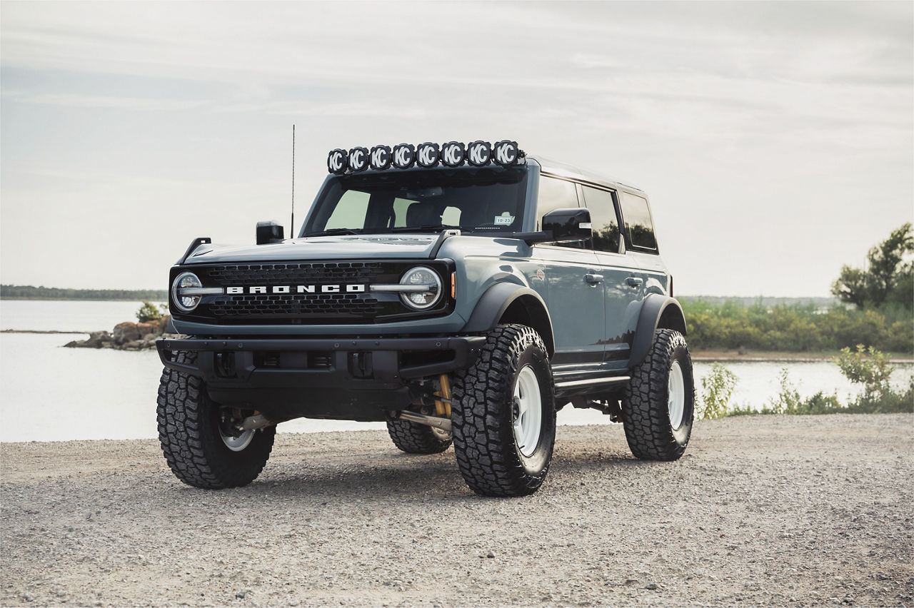 2022 Ford Bronco - KMC LOBO - White