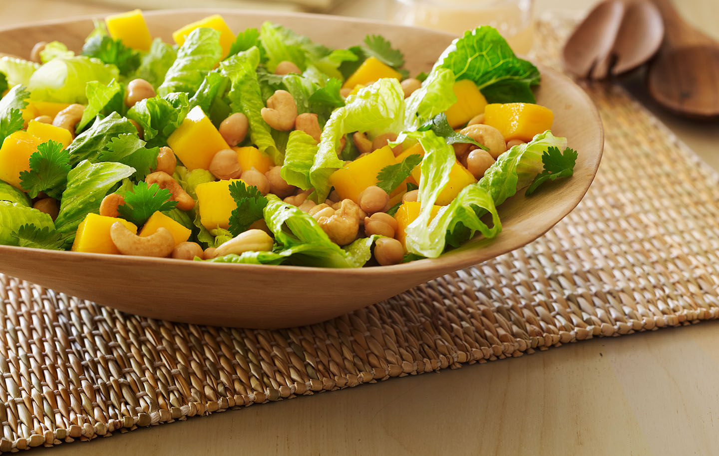 Salade de pois chiches, de coriandre fraîche et de mangue garnie de cajous