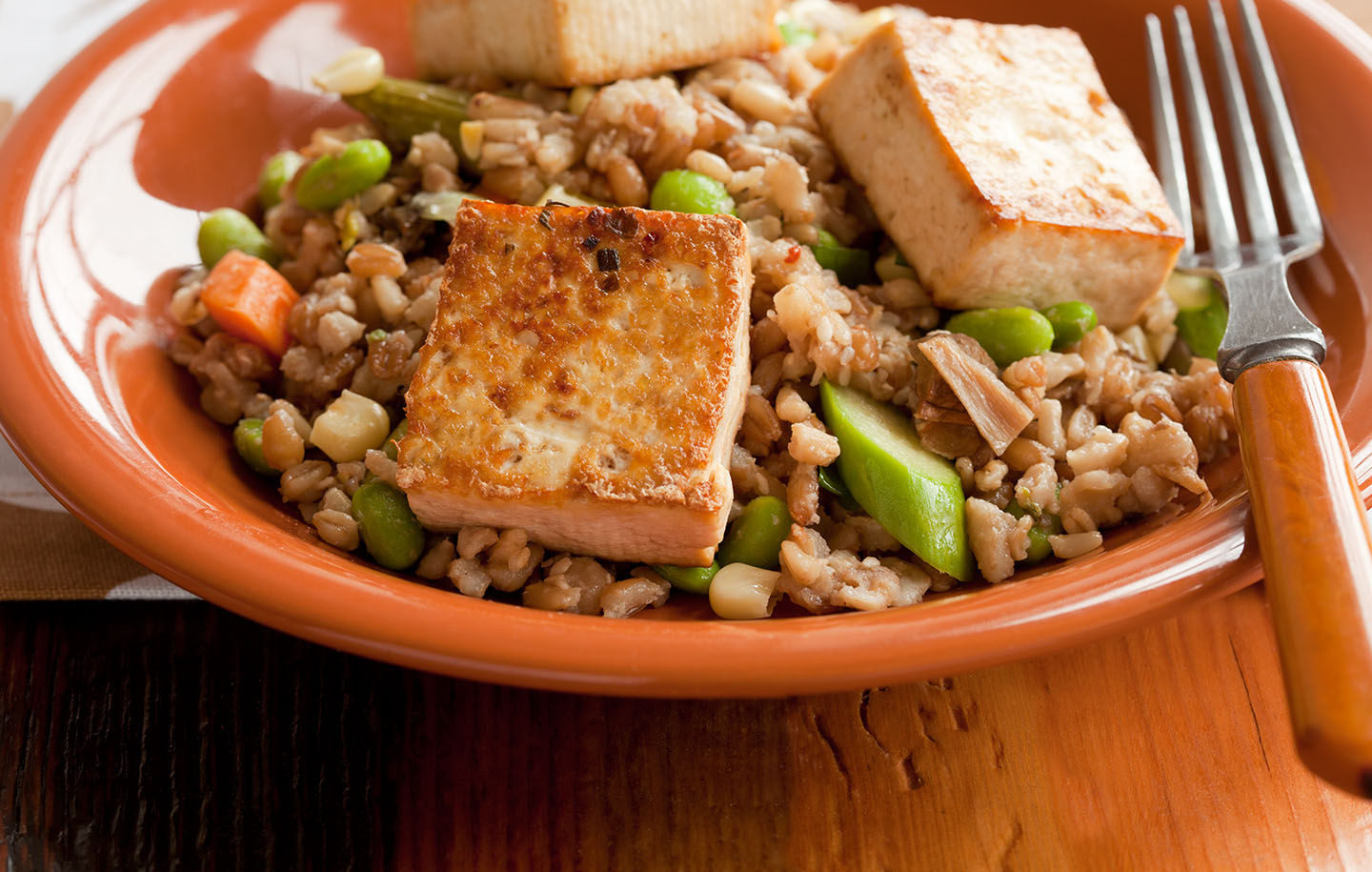 Quinoa pilaf aux légumes printaniers et au tofu grillé