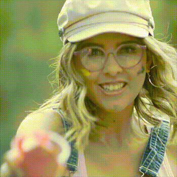 Paulina is wearing VO5226 gif